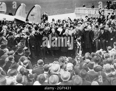 Der britische Premierminister Sir Neville Chamberlain auf dem Flugplatz Heston winkte dem Münchener Abkommen und hielt seine berühmte "Peace for Our Time"-Rede am 30. September 1938 Stockfoto