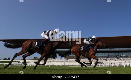 Die magische Lagune wird von Shane Foley (rechts) auf dem Weg zum Gewinn der Manguard Plus Irish EBF Flame of Tara Stakes (Gruppe 3) auf der Curragh Racecourse gefahren. Bilddatum: Freitag, 27. August 2021. Stockfoto
