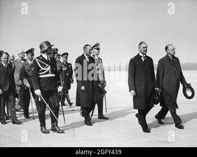 Der britische Premierminister Neville Chamberlain am 29. September auf dem Münchner Flugplatz Oberwiesenfeld. 1938. Neville Henderson läuft mit Joachim von Ribbentrop (Außenminister Nazi-Deutschlands) Stockfoto