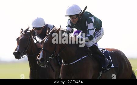 Die magische Lagune wird von Shane Foley (rechts) auf dem Weg zum Gewinn der Manguard Plus Irish EBF Flame of Tara Stakes (Gruppe 3) auf der Curragh Racecourse gefahren. Bilddatum: Freitag, 27. August 2021. Stockfoto