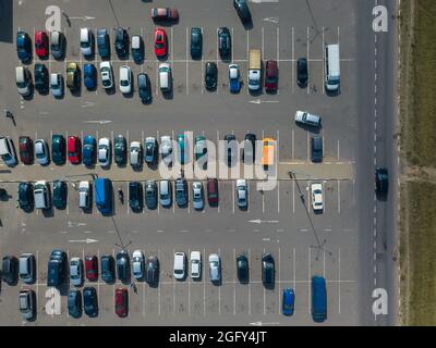 Drohnenansicht eines großen Parkplatzes an einem sonnigen Sommertag, vertikaler Parkplatz Stockfoto