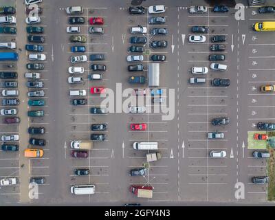 Drohnenansicht eines großen Parkplatzes an einem sonnigen Sommertag, horizontaler Parkplatz Stockfoto