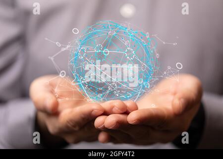 Nahaufnahme eines 3D-gerenderten globalen Netzwerksymbols in der Hand eines Mannes, neuronale Netzwerke Stockfoto