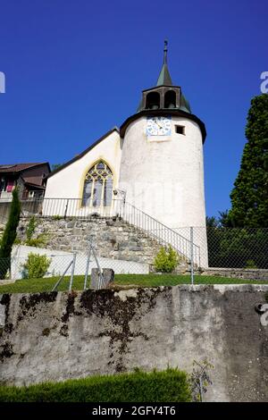 Montricher Kirche ist eine alte Kapelle des Schlosses. Dies erklärt die Dicke der Wände dieses Glockenturms und das Vorhandensein von Schlupflöchern und beobachten w Stockfoto