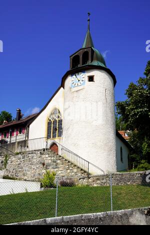 Montricher Kirche ist eine alte Kapelle des Schlosses. Dies erklärt die Dicke der Wände dieses Glockenturms und das Vorhandensein von Schlupflöchern und beobachten w Stockfoto