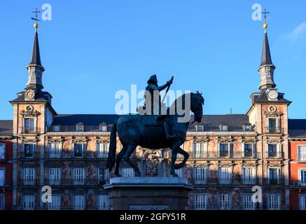 Reiterstatue von Philip III. Mit der Casa de la Panaderia im Hintergrund auf der Plaza Mayor, im Zentrum von Madrid, Spanien. Stockfoto