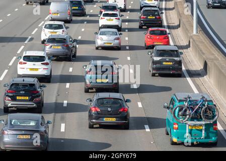 Longford, London, Großbritannien. August 2021. Der Kurzurlaub für das lange Wochenende hat begonnen: Ein Abschnitt der Autobahn M25 in der Nähe von Heathrow steht fast still, da Urlauber sich mit dem üblichen Verkehr vermischen. Wohnmobil mit Fahrrädern in der Warteschlange Stockfoto