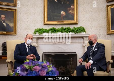 Washington, USA. August 2021. Präsident Joe Biden und der israelische Premierminister Naftali Bennett treffen sich am Freitag, den 27. August 2021, zu einem bilateralen Treffen im Weißen Haus in Washington, DC. (Foto: Sarahbeth Maney/Pool/Sipa USA) Quelle: SIPA USA/Alamy Live News Stockfoto