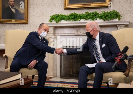Washington, USA. August 2021. Präsident Joe Biden und der israelische Premierminister Naftali Bennett treffen sich am Freitag, den 27. August 2021, zu einem bilateralen Treffen im Weißen Haus in Washington, DC. (Foto: Sarahbeth Maney/Pool/Sipa USA) Quelle: SIPA USA/Alamy Live News Stockfoto