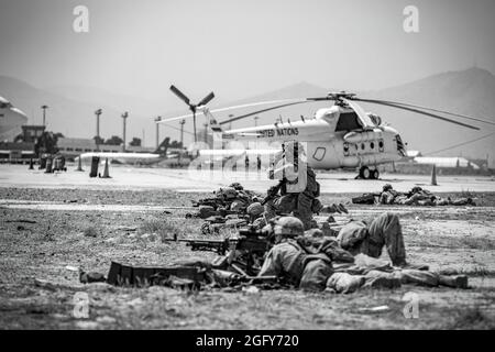 Marineinfanteristen, die dem Special Purpose Marine Air Ground Task Force-Crisis Response-Central Command zugewiesen wurden, sorgen für Sicherheit am Hamid Karzai International Airport, August 18. US-Dienstmitglieder unterstützen das Außenministerium bei einer geordneten Abseichung von designiertem Personal in Afghanistan. (USA Marine Corps Foto von 1st Seal. Mark Andries) Stockfoto
