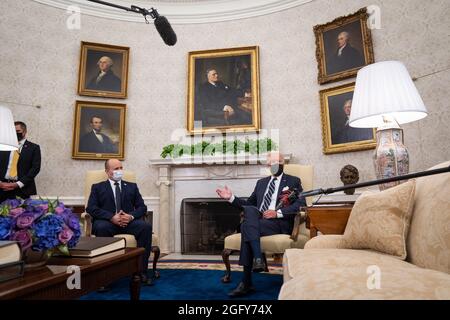 Washington, Usa. August 2021. Präsident Joe Biden R) und der israelische Premierminister Naftali Bennett treffen sich am Freitag, den 27. August 2021, zu einem bilateralen Treffen im Oval Office des Weißen Hauses in Washington, DC. Pool Foto von Sarahbeth Maney/UPI Kredit: UPI/Alamy Live News Stockfoto