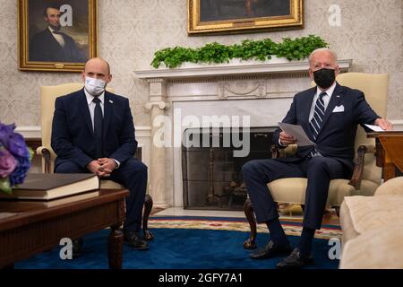 Washington, Usa. August 2021. Präsident Joe Biden R) und der israelische Premierminister Naftali Bennett treffen sich am Freitag, den 27. August 2021, zu einem bilateralen Treffen im Oval Office des Weißen Hauses in Washington, DC. Pool Foto von Sarahbeth Maney/UPI Kredit: UPI/Alamy Live News Stockfoto