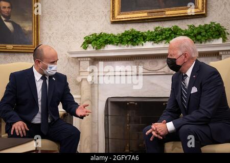 Washington, Usa. August 2021. Präsident Joe Biden R) und der israelische Premierminister Naftali Bennett treffen sich am Freitag, den 27. August 2021, zu einem bilateralen Treffen im Oval Office des Weißen Hauses in Washington, DC. Pool Foto von Sarahbeth Maney/UPI Kredit: UPI/Alamy Live News Stockfoto