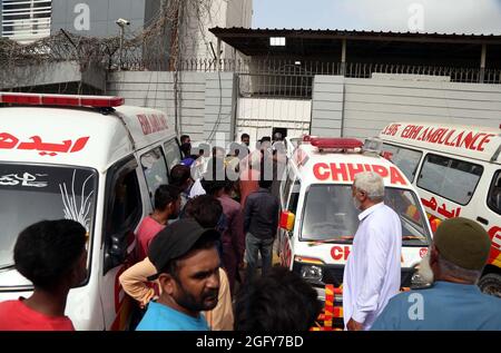 Am Freitag, den 27. August 2021, werden die Leichen des Zwischenfalls in der Chemiefabrik in das Jinnah Krankenhaus in Karachi verlegt. Mindestens 16 Menschen starben, nachdem in einer Fabrik in Karatschis Mehran Town ein Feuer ausbrach. Stockfoto