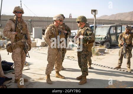 US Marine Brig. General Farrell J. Sullivan, der Kommandeur der Marine Amphibious Task Force 51/5th Marine Expeditionary Brigade, spricht mit LT Col. Brad Whited, Kommandeur des 2. Bataillons, 1. Marine-Regiment während einer Evakuierung auf dem Hamid Karzai International Airport, Kabul, Afghanistan, August 24. US-Dienstmitglieder und Koalitionsstreitkräfte unterstützen das Außenministerium bei einer nicht-kämpferischen Evakuierungsoperation (NEO) in Afghanistan. (USA Marine Corps Foto von Staff Sgt. Victor Mancilla) Stockfoto