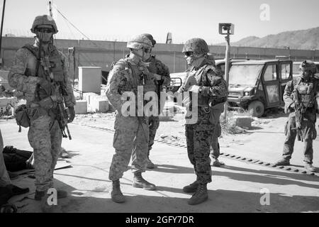 US Marine Brig. General Farrell J. Sullivan, der Kommandeur der Marine Amphibious Task Force 51/5th Marine Expeditionary Brigade, spricht mit LT Col. Brad Whited, Kommandeur des 2. Bataillons, 1. Marine-Regiment während einer Evakuierung auf dem Hamid Karzai International Airport, Kabul, Afghanistan, August 24. US-Dienstmitglieder und Koalitionsstreitkräfte unterstützen das Außenministerium bei einer nicht-kämpferischen Evakuierungsoperation (NEO) in Afghanistan. (USA Marine Corps Foto von Staff Sgt. Victor Mancilla) Stockfoto