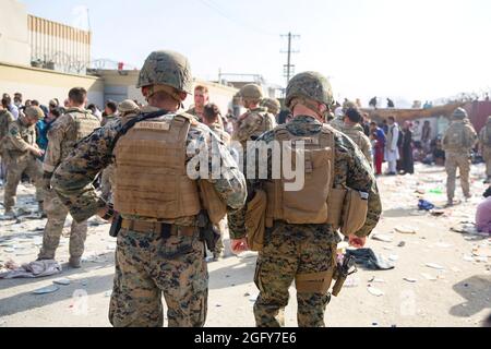 US Marine Brig. General Farrell J. Sullivan, der Kommandant der Marine Amphibious Task Force 51/5th Marine Expeditionary Brigade, führt während einer Evakuierung am Hamid Karzai International Airport, Kabul, Afghanistan, am 24. August eine Zirkulation des Gebiets durch. US-Dienstmitglieder und Koalitionsstreitkräfte unterstützen das Außenministerium bei einer nicht-kämpferischen Evakuierungsoperation (NEO) in Afghanistan. (USA Marine Corps Foto von Staff Sgt. Victor Mancilla) Stockfoto