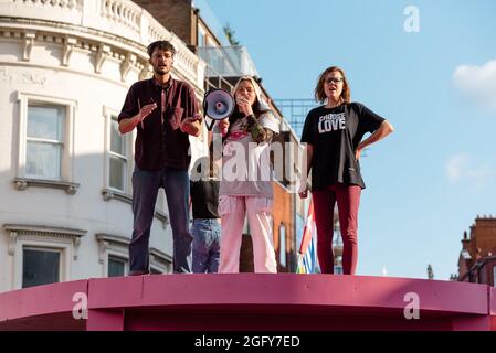 London, Großbritannien. 23. August 2021. Die Demonstranten des Extinction Rebellion blockierten eine Kreuzung in Covent Garden mit einem riesigen rosafarbenen Tisch Stockfoto