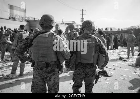 US Marine Brig. General Farrell J. Sullivan, der Kommandant der Marine Amphibious Task Force 51/5th Marine Expeditionary Brigade, führt während einer Evakuierung am Hamid Karzai International Airport, Kabul, Afghanistan, am 24. August eine Zirkulation des Gebiets durch. US-Dienstmitglieder und Koalitionsstreitkräfte unterstützen das Außenministerium bei einer nicht-kämpferischen Evakuierungsoperation (NEO) in Afghanistan. (USA Marine Corps Foto von Staff Sgt. Victor Mancilla) Stockfoto