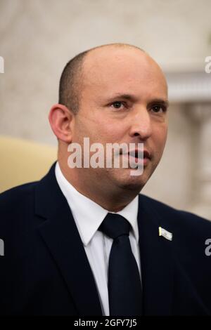 Washington, Usa. August 2021. Der israelische Premierminister Naftali Bennett spricht am Freitag, den 27. August 2021, bei einem Treffen mit Präsident Joe Biden im Oval Office des Weißen Hauses in Washington, DC, zu einem bilateralen Treffen. Pool Foto von Sarahbeth Maney/UPI Kredit: UPI/Alamy Live News Stockfoto