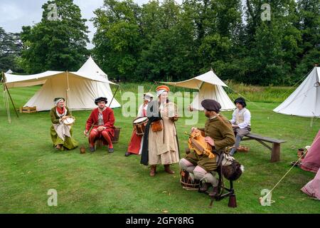 Reenactors in Kentwell Hall, Long Melford, Suffolk, East Anglia, England, VEREINIGTES KÖNIGREICH Stockfoto