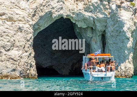 zakynthos Höhlen, Zante Höhlen, Touristen auf dem Boot bei zakynthos Höhlen, keri Höhlen auf zakynthos, bot Reise auf Zante, Zante Besucher keri Höhlen. Besuch. Stockfoto