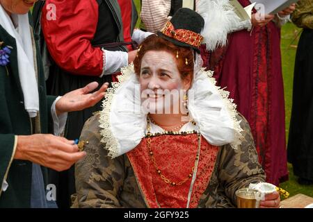 Reenactor in traditioneller Kleidung, Kentwell Hall, Long Melford, Suffolk, East Anglia, England, Großbritannien Stockfoto