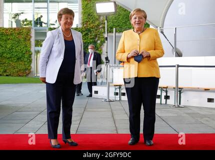 Berlin, Deutschland. August 2021. Bundeskanzlerin Angela Merkel (CDU) begrüßt Kristalina Georgieva (l), Geschäftsführerin des Internationalen Währungsfonds (IWF), beim Treffen „G20 Compact with Africa“ (CWA). Kredit: Michele Tantussi/Reuters-Pool/dpa/Alamy Live Nachrichten Stockfoto