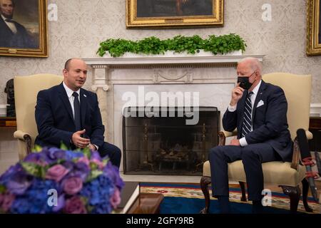 Der Präsident der Vereinigten Staaten, Joe Biden, und der israelische Premierminister Naftali Bennett treffen sich am Freitag, den 27. August 2021, zu einem bilateralen Treffen im Oval Office des Weißen Hauses in Washington, DC. Kredit: Sarahbeth Maney/Pool über CNP /MediaPunch Stockfoto