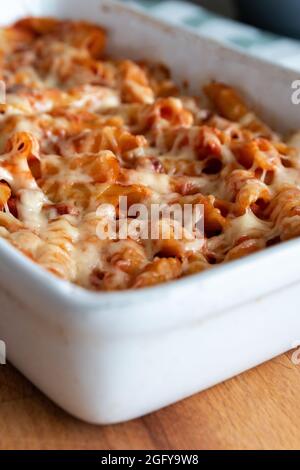 Gebackene Macaroni mit Chorizo und Emmentaler Käse Stockfoto