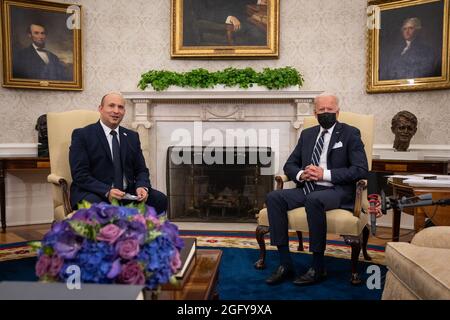 Der Präsident der Vereinigten Staaten, Joe Biden, und der israelische Premierminister Naftali Bennett treffen sich am Freitag, den 27. August 2021, zu einem bilateralen Treffen im Oval Office des Weißen Hauses in Washington, DC. Kredit: Sarahbeth Maney/Pool über CNP /MediaPunch Stockfoto