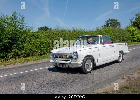 1968, 60er, weiß Triumph Herald 13/60 1296 ccm Benziner-Cabrio auf dem Weg zur Capesthorne Hall Classic July Car Show, Ceshire, Großbritannien Stockfoto