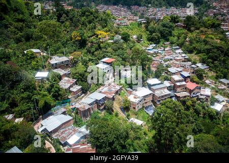 Arme Viertel an den Hängen der Stadt Medellin, Kolumbien Stockfoto