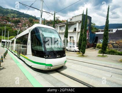 Medellín, Antioquia / Kolumbien - 15. August 2021. Die Straßenbahn der Stadt ist ein Mittel des Schienen-, Stadt- und Elektropersonenverkehrs Stockfoto