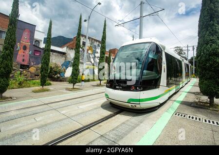 Medellín, Antioquia / Kolumbien - 15. August 2021. Die Linie T der Ayacucho Tram ist eine Straßenbahnlinie, deren Technologie als Massenverkehr mittlerer Kapazität verwendet wird Stockfoto