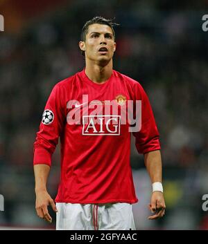 firo Football, Soccer, International 21.05.2008 Champions League Finale Moskau, Saison 2007/08 Manchester United FC - Chelsea FC London 7: 6 ne Manchester ist Champions League Sieger 2008 Cristiano Ronaldo, MANU, Halbfigur Copyright by firo sportFoto: Hier gelten die Allgemeinen Geschäftsbedingungen, erhältlich bei www.firosportphoto.de Pfefferackerstr. 2a 45894 G elsenkirchen www.firosportphoto.de mail@firosportphoto.de (V olksbank B ochum W itten) BLZ .: 430 601 29 Kt. Nr .: 341 117 100 Tel.: 0209 - 9304402 Fax: 0209 - 9304443 Stockfoto