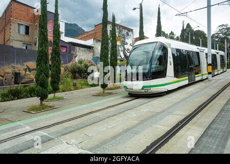 Medellín, Antioquia / Kolumbien - 15. August 2021. Die Straßenbahn der Stadt ist ein Mittel des Schienen-, Stadt- und Elektropersonenverkehrs Stockfoto