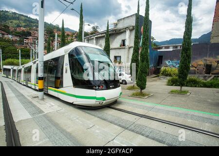 Medellín, Antioquia / Kolumbien - 15. August 2021. Die Linie T der Ayacucho Tram ist eine Straßenbahnlinie, deren Technologie als Massenverkehr mittlerer Kapazität verwendet wird Stockfoto