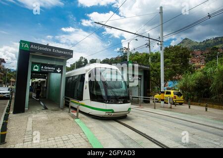 Medellín, Antioquia / Kolumbien - 15. August 2021. Der Bahnhof Alejandro Echavarria ist die achte Station der T-A-Linie der Straßenbahn der Stadt Stockfoto