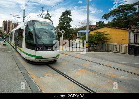 Medellín, Antioquia / Kolumbien - 15. August 2021. Die Linie T der Ayacucho Tram ist eine Straßenbahnlinie, deren Technologie als Massenverkehr mittlerer Kapazität verwendet wird Stockfoto