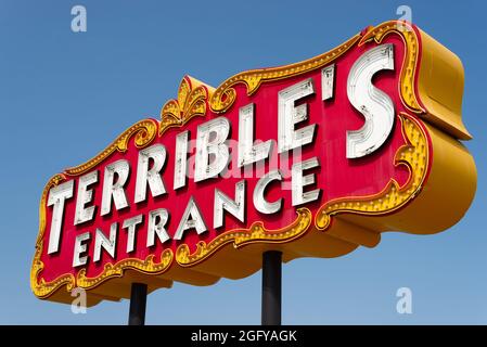 Jean, Illinois - Vereinigte Staaten - 15. Juli 2021: Das Terrible's Casino vintage Eingangsschild an einem heißen Sommernachmittag. Stockfoto