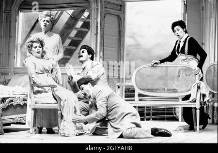 l-r: Renee Fleming (Fiordiligi), Suzanne Johnston (Dorabella), Gerald Finley (Guglielmo - hinten), John Mark Ainsley (Ferrando), Lillian Watson (Despina) in COSI FAN TUTTE von Mozart an der Glyndebourne Festival Opera, East Sussex, England 03/05/1992 Musik: Wolfgang Amadeus Mozart Libretto: Lorenzo BjDa Ponte Dirigent: Bruno weil Pat Collins Originalregisseur: Trevor Nunn Stockfoto