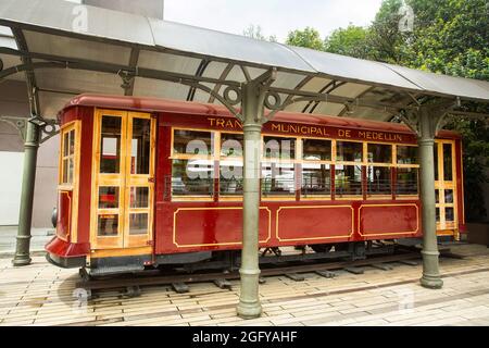 Medellín, Antioquia / Kolumbien - 15. August 2021. Das erste Auto der Straßenbahn der Stadt, die im Januar 1887 eingeweiht wurde Stockfoto