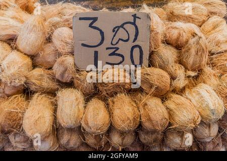 Stapel von Kokosnüssen auf dem Self Employees Market in Colombo, Sri Lanka Stockfoto