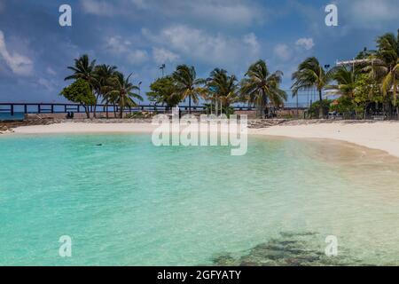 MALE, MALEDIVEN - 11. JULI 2016 Künstlicher Strand auf den Malediven Stockfoto