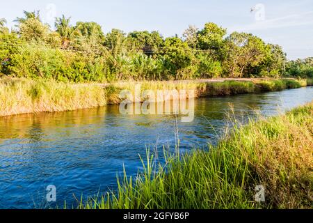 Wasserkanal in der Nähe des Udawalawe National Village, Sri Lanka Stockfoto