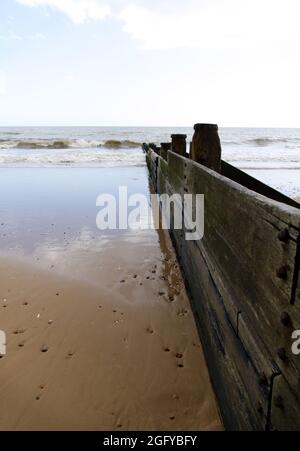 Frinton-on-Sea, Vereinigtes Königreich. August 2021. Wetter in Großbritannien: Am Strand von Frinton-on-Sea (Essex, Großbritannien) kommt die Flut entlang einer hölzernen Groyne. Anna Karpendale/Alamy Live News Stockfoto