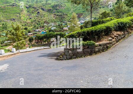 Kurvenreiche Straße, Teeplantagen und ein kleines Dorf in den Bergen in der Nähe von Haputale, Sri Lanka Stockfoto