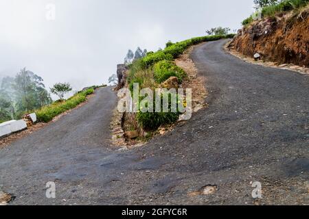 Kurvenreiche Straße zum Lipton's Seat in der Nähe von Haputale, Sri Lanka Stockfoto