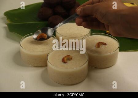Reisbrei im traditionellen Kerala-Stil. Ein beliebtes Dessert namens palada Pradhaman, das aus Reisnudeln, Cashewnüssen, Kokosnuss und Zucker hergestellt wird. Stockfoto